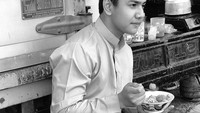 Ia juga dikenal sebagai sosok yang sederhana. Ia bahkan tak gengsi saat makan bakso di gerobak kaki lima. Foto: Instagram @syakirdaulay