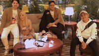 Seperti pada momen yang satu ini, Syakir tengah nongkrong di sebuah kafe bersama teman-teman dekatnya. Mulai dari Alvin, Larissa, Natta Reza dan Wardah. Foto: Instagram @syakirdaulay