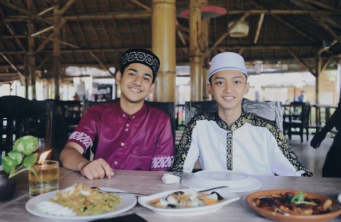Doyan Kulineran, Ini Keseruan Syakir Daulay Saat Makan Jagung Bakar dan Sate