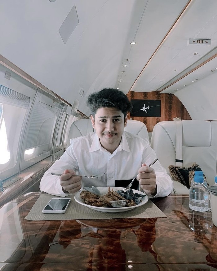 Galeri Syakir Daulay Doyan Kulineran, Ini Keseruan Syakir Daulay Saat Makan Jagung Bakar dan Sate