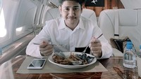 Kalau momen yang satu ini memperlihatkan kemewahan Syakir Daulay saat makan di private jet. Foto: Instagram @syakirdaulay