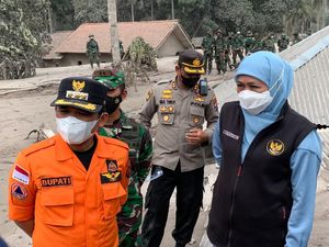 Kawal Penanganan Erupsi Semeru, Khofifah Ngantor di Lumajang