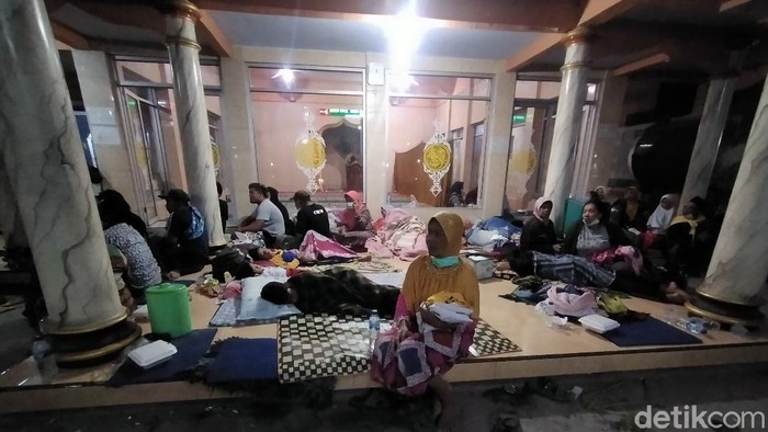 Puluhan warga di Dusun Kamar Kajang, Desa Sumber Wuluh, Kecamatan Candipuro, Lumajang mengungsi. Mereka terdampak erupsi Gunung Semeru.