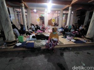 Tangis Ketakutan Warga Lumajang Saat Gunung Semeru Erupsi