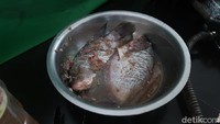 Membuat ingkung gurame cukup mudah. Bumbu-bumbunya sederhana. Untuk menghilangkan bau amis dia menggunakan jeruk nipis dan jahe saja.