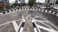 Mulanya, U-turn ini viral gegara video yang diunggah akun Instagram @markirterus pada Jumat (4/12). Dalam video tersebut, terlihat mobil tidak bisa bermanuver hanya satu kali saat melintasi U-turn.