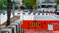 Beberapa mobil perlu mundur terlebih dahulu, lalu maju lagi untuk bisa melintas di U-turn tersebut.