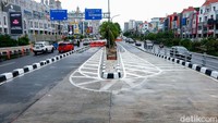 Tampak lalu lintas ramai lancar di sekitar U-turn.