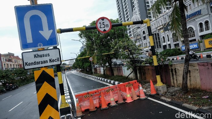 U-turn di depan Mall Of Indonesia (MOI), Jakarta Utara, viral karena disebut menyulitkan pengguna jalan. U-turn itu pun kini telah ditutup. Ini fotonya.