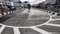 Pantauan di lokasi, Minggu (5/12/2021) pukul 13.00 WIB, U-turn di depan MOI Kelapa Gading, Jakarta Utara, ditutup usai viral menyulitkan pengendara.