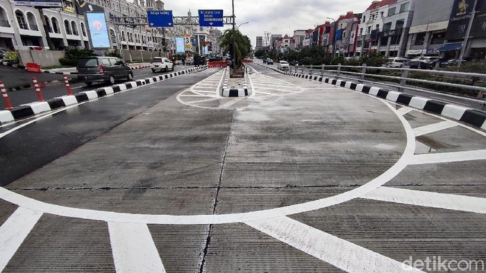 Ini U-Turn Depan MOI yang Ditutup Gegara Bikin Susah Pengguna Jalan U-turn di depan Mall Of Indonesia (MOI), Jakarta Utara, viral karena disebut menyulitkan pengguna jalan. U-turn itu pun kini telah ditutup. Ini fotonya.
