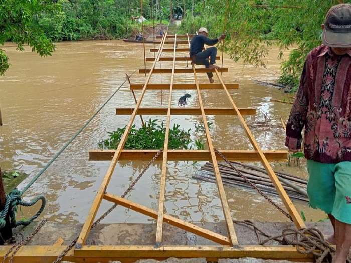 Jembatan ambruk di Pandeglang mulai diperbaiki.