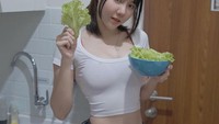 Jena tampaknya sedang ingin makan. Lalu, ia berpose seksi dengan selada yang baru saja ia bersihkan. Sepertinya Jena ingin menikmati Korean BBQ. Foto: Instagram @jenadammaya