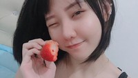 Sosok cantik Jena ternyata sangat menyukai stroberi. Begini posenya bersama sebuah stroberi yang sedang ia nikmati. Foto: Instagram @jenadammaya