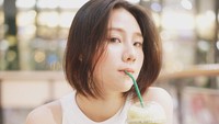 Tak hanya es cokelat, Jena juga menyukai es matcha latte yang menyegarkan dahaga. Ia berpose di salah satu gerai coffee shop. Foto: Instagram @jenadammaya