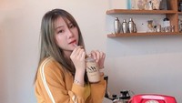 Es kopi susu gula aren juga menjadi menu favoritnya saat nongkrong di kafe. Pose cantiknya saat menikmati es kopi susu juga pernah ia bagikan. Foto: Instagram @jenadammaya