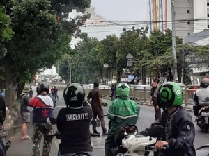Kabel Melintang Jalan di Tebet Terbakar, Polisi Turun Tangan Atur Lalin