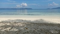 duduk bersantai menikmati alamnya yang cantik