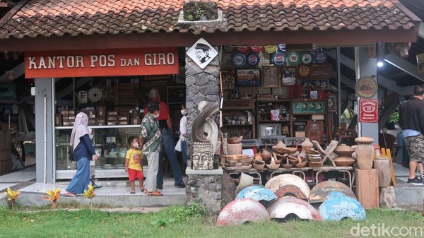 Diketahui, pasar antik dan vintage di Pasar Gabusan ini dibuka pada Sabtu (4/12) kemarin. Terdapat puluhan penjual di pasar antik dan vintage ini.
