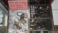 Anggota Komunitas Pasar Antik Yogyakarta (Kompakyo) Irwan Kurniawan mengatakan ada 68 stan, kios, di pasar antik ini yang beroperasi mulai dari jam 10 pagi hingga jam 10 malam. Ia pun menyebut ke depannya pasar tersebut akan buka setiap hari.