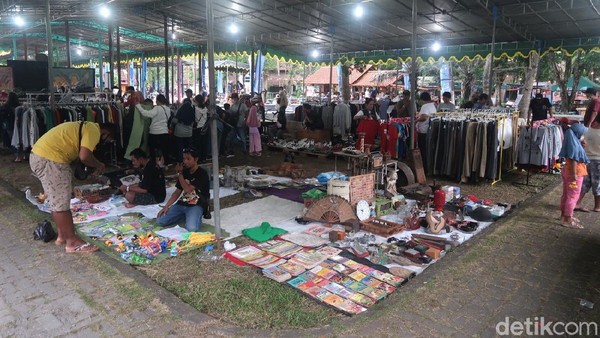 Selain itu, setiap pekan pihaknya akan menggelar lelang barang-barang antik dan setiap bulan mengadakan event pasar loak.