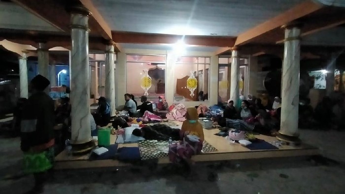 Kondisi pengungsi di masjid Desa Sumber Wuluh Dusun Kamar Kajan, Kecamatan Pronowijo.