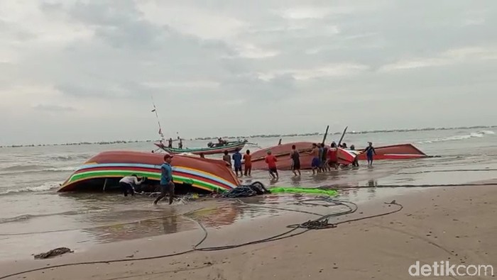 Kondisi perahu nelayan yang diterjang ombak di pantai Kabupaten Rembang, Jawa Tengah, Minggu (5/12/2021).