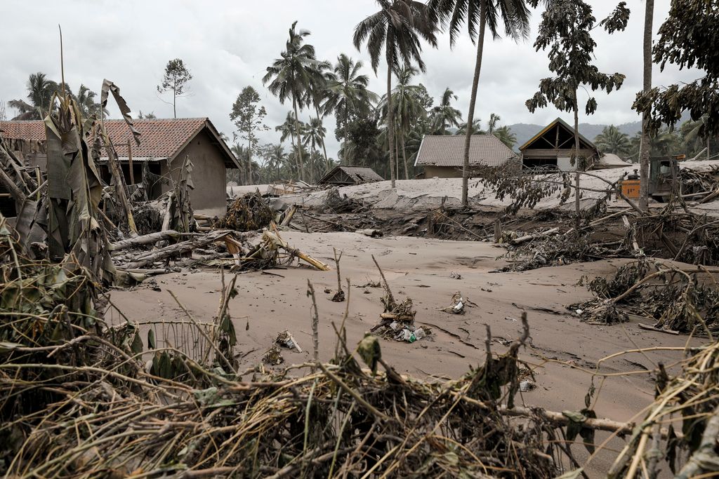 Kondisi Rumah Warga Usai Erupsi Gunung Semeru (5/12/2021) Damaged houses are covered with volcanic ash at Sumberwuluh village, following the eruption of Mount Semeru volcano in Lumajang regency, East Java province, Indonesia, December 5, 2021. REUTERS/Willy Kurniawan