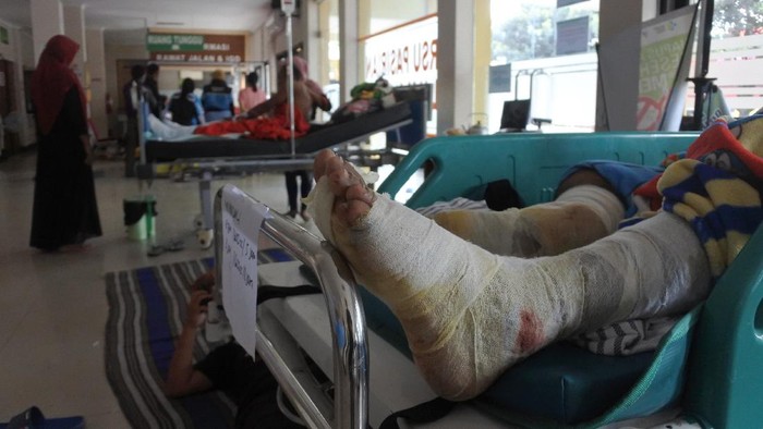 Erupsi Gunung Semeru menewaskan 13 orang dan puluhan warga lainnya terluka. Sejumlah korban pun kini menjalani perawatan di RSUD Pasirian, Lumajang.