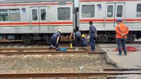 PT KAI Commuter Line menyampaikan permintaan maaf atas terganggunya perjalanan KRL. Foto: Khairul Maarif/detikcom