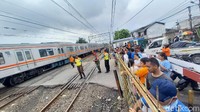 Warga sekitar Stasiun Sudimara tampak banyak yang menonton KRL yang alami anjlok dari balik pagar stasiun. Foto: Khairul tampa/detikcom
