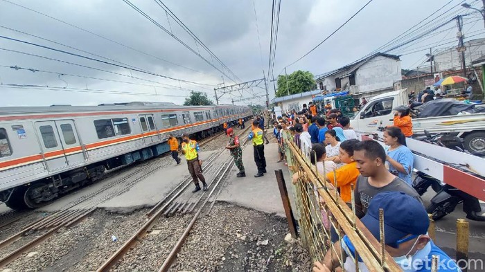 KRL Anjlok KRL Anjlok