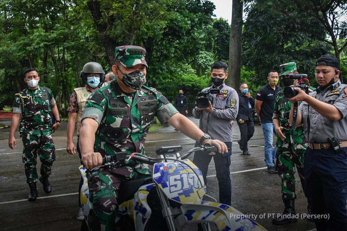 KSAD Jenderal TNI Dudung Menunggangi Motor Listrik Buatan PIndad