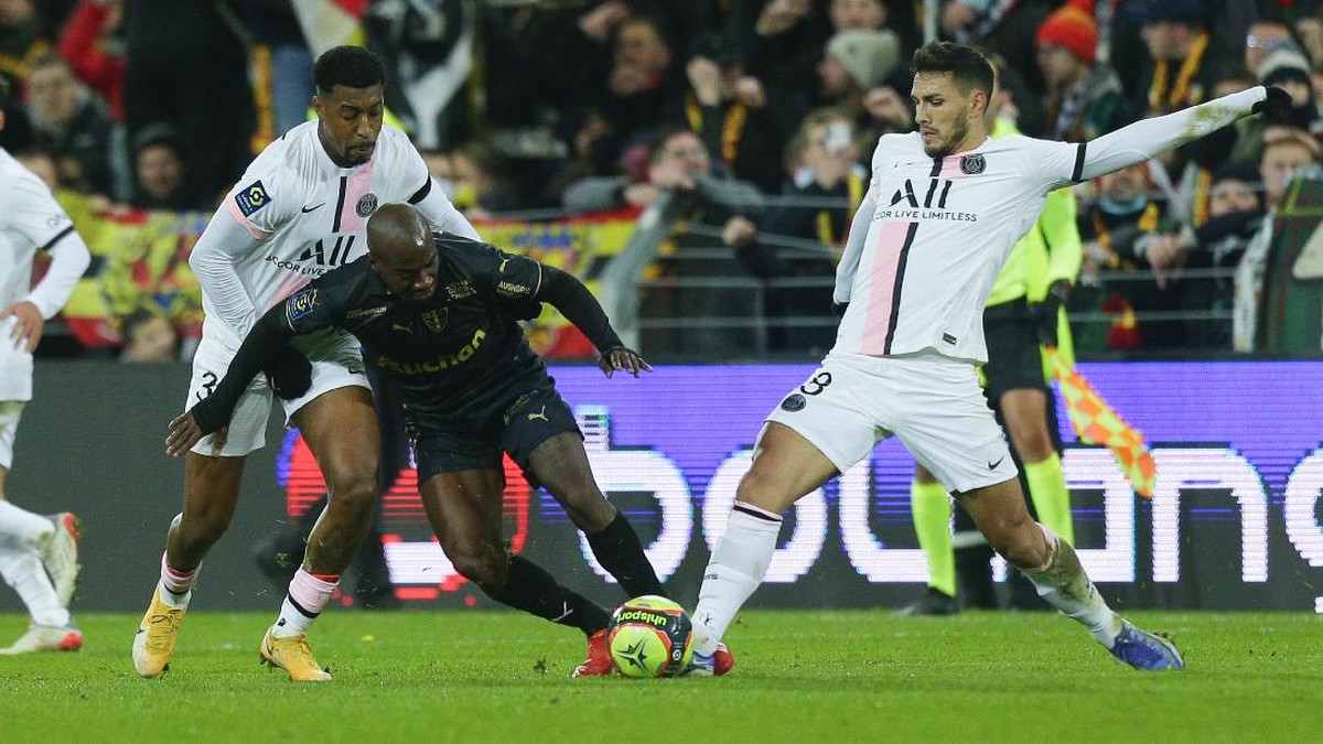 PSG mencetak gol di injury time untuk memaksakan hasil seri melawan Lens 1-1. (Foto: AP/Michel Spingler)