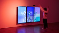 Ini karya seni 40oC Fable (2021), ketika pengunjung berada di dekat karya seni instalasi ada sensor gerak yang langsung terefleksi di tiga layar monitor. (Foto: Courtesy Museum MACAN)