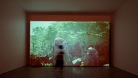 Di bagian utama, ada layar berukuran raksasa yang terbentang sampai langit-langit galeri. (Foto: Courtesy Museum MACAN)