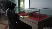 Penulis Al-Quran itu, yakni Raden Haji Abdul Majid tahun 1856. Al-Quran itu tersimpan rapi di Museum Prabu Geusan Ulun atau tepatnya di Gedung Sri Manganti, Regol Wetan, Kecamatan Sumedang Selatan, Kabupaten Sumedang.