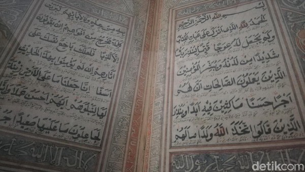 Al-Quran berukuran 36x22,5 cm dengan tebal 7 cm tersebut, memiliki 520 halaman. Uniknya, khusus di lembaran tengah atau pada beberapa ayat surat Al-Kahfi terdapat sebuah ukiran kaligrafi warna berlafadzkan syahadat. Al-Quran berukuran 36x22,5 cm dengan tebal 7 cm tersebut, memiliki 520 halaman. Uniknya, khusus di lembaran tengah atau pada beberapa ayat surat Al-Kahfi terdapat sebuah ukiran kaligrafi warna berlafadzkan syahadat.