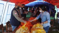 Guna memenuhi kebutuhan pangan para pengungsi, sejumlah relawan pun dikerahkan untuk mendirikan posko dapur umum bagi warga yang terdampak erupsi Gunung Semeru di Desa Sumberwuluh, Candipuro, Lumajang.