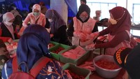 Posko dapur umum tersebut menyiapkan 1500 bungkus nasi untuk tiga kali makan bagi korban terdampak erupsi Gunung Semeru.