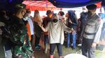 Menengok Aktivitas Warga Terdampak Erupsi Semeru di Pengungsian