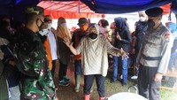 Tampak Menteri Sosial Tri Rismaharini (tengah) meninjau dapur umum korban letusan Gunung Semeru di Desa Sumberwuluh, Candipuro, Lumajang, Jawa Timur, Minggu (5/12/2021). 