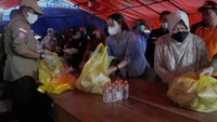 Dalam kunjungannya Mensos memantau kebutuhan yang dibutuhkan dan meminta warga yang berada di Daerah Aliran Sungai (DAS) Gunung Semeru untuk mengungsi ke tempat yang lebih aman saat hujan deras.