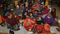 Sejumlah warga mengungsi di Balai Desa Sumberwuluh, Candipuro, Lumajang, Jawa Timur, Minggu (5/12/2021).
