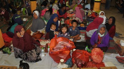 Menengok Aktivitas Warga Terdampak Erupsi Semeru di Pengungsian