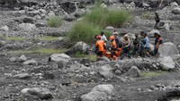 Seperti diketahui, Gunung Semeru erupsi pada Sabtu (4/12) lalu. Sebanyak 13 orang dilaporkan meninggal dunia serta puluhan warga lainnya terluka dan tengah mendapat perawatan di puskesmas maupun rumah sakit.