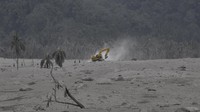 Sejumlah warga pun mengungsi ke rumah kerabat maupun masjid hingga balai desa usai erupsi Gunung Semeru merusak rumah-rumah milik warga.