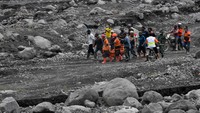 Tim SAR gabungan dikerahkan untuk melakukan pencarian dan evakuasi korban erupsi Gunung Semeru, Lumajang, Jawa Timur, Minggu (5/12/2021).