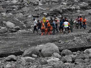 Momen Evakuasi dan Pencarian Korban Erupsi Semeru