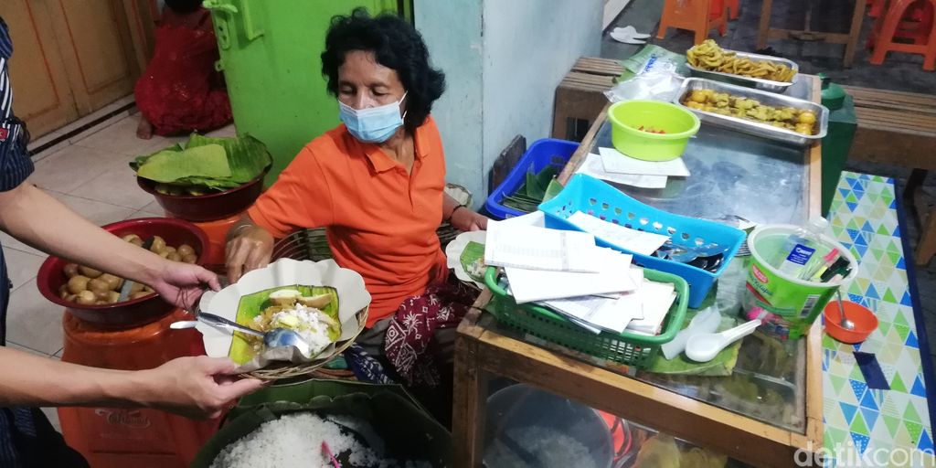 Nasi Liwet Bu Wongso Lemu Tawarkan Sensasi Gurih Nagih yang Tetap Eksis